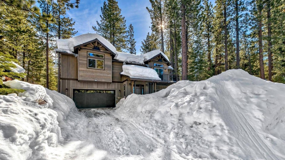 Country Club Estates Cabin | New High-End Home, Air Conditioning, Hot Tub, Games, Fireplace, Free EV Charger, Bunk Beds