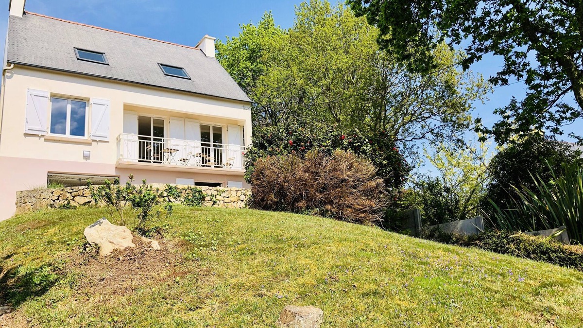 Crozon House | New holiday home with peaceful garden and sea view