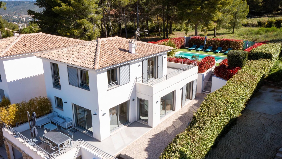 Le Castellet House | New holiday villa with pool with superb sea and village views