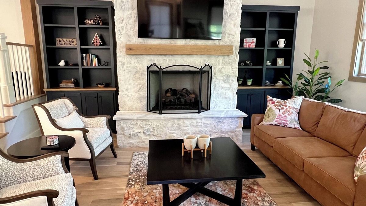 Cheshire House | NEW Home in Cheshire Village - Stunning Mountain Views - 3BR 4BA - EV Charger