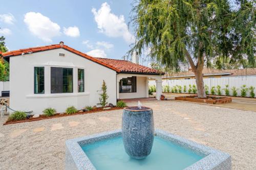 Valley Glen House | New Home Universal sleeps 18 hot tub