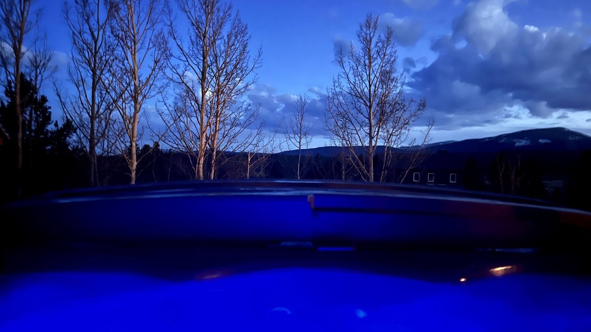 Fairplay Cabin | New Hot Tub! Breck 19 miles! Ski, Snowboard & Snowshoe!
