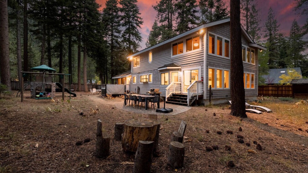 Christmas Valley House | *NEW* Hot Tub + Fire Pit + Playground