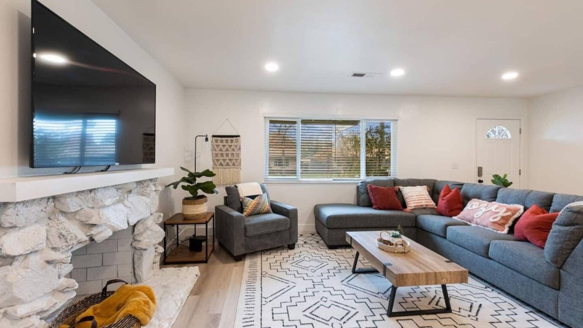Carmichael House | NEW! * Hot Tub * King Beds * Modern Home * 3b2b
