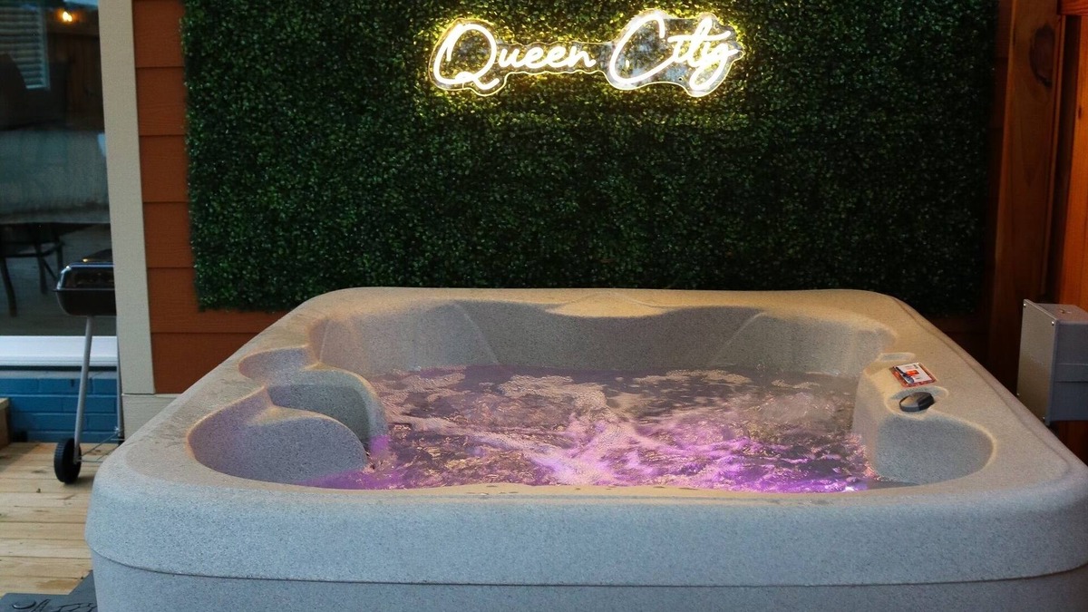 Charlotte House | ~NEW HOT TUB~ Luxury Property, Just minutes from Uptown!