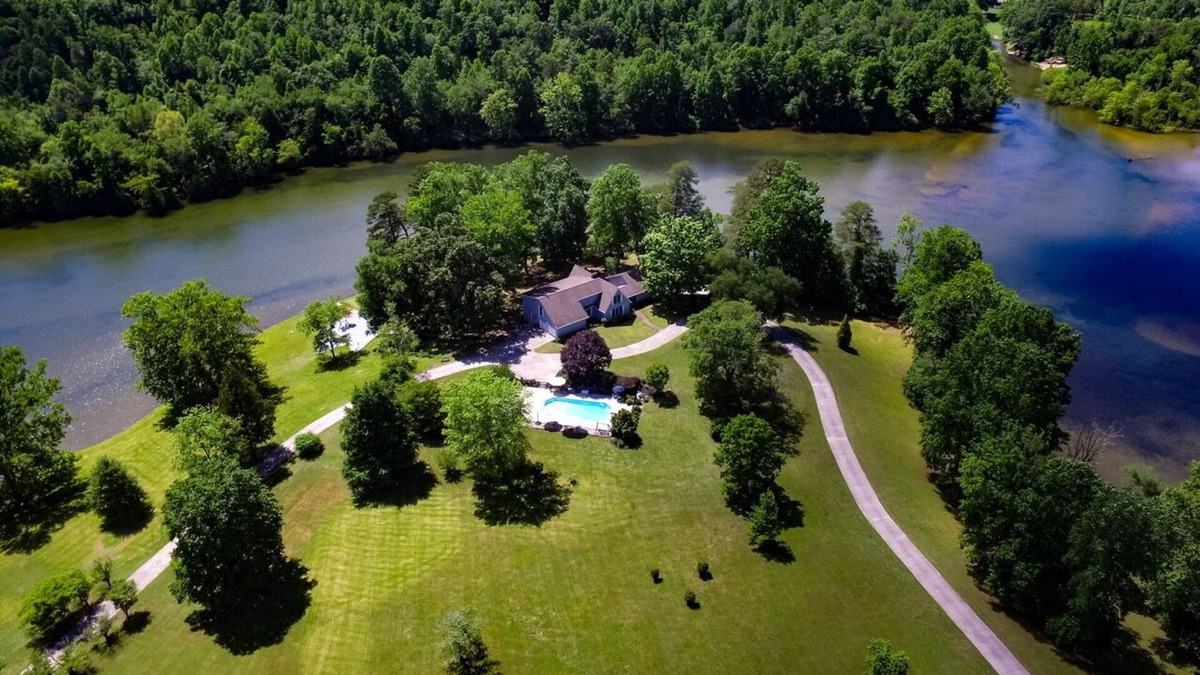 Ozone House | New Hot Tub! Relaxing Lakefront retreat with pool!