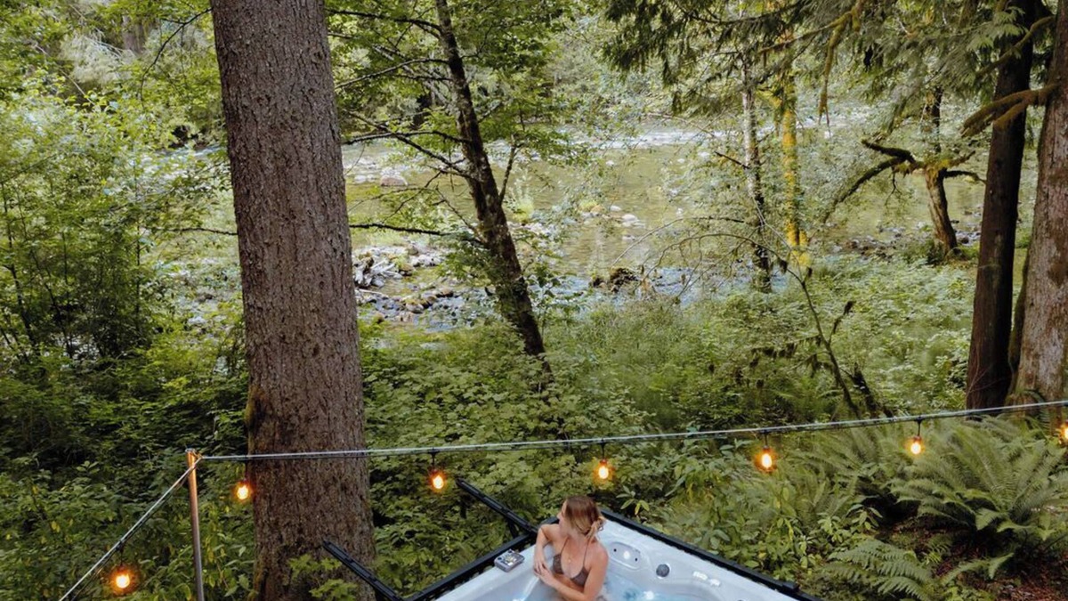 Skykomish Cabin | New! Hot tub with amazing river view at Hunt's Hut!