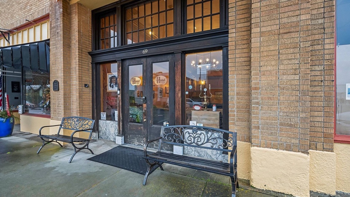 Cathlamet Condo | NEW! Hotel Cathlamet 212 - King Suite