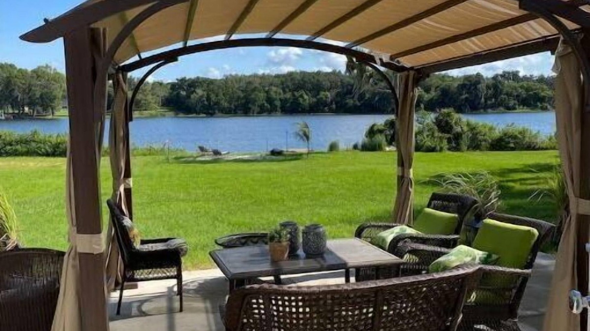 Umatilla House | New House on lake,full stocked home,private beach Lake access w use of 4 kayaks