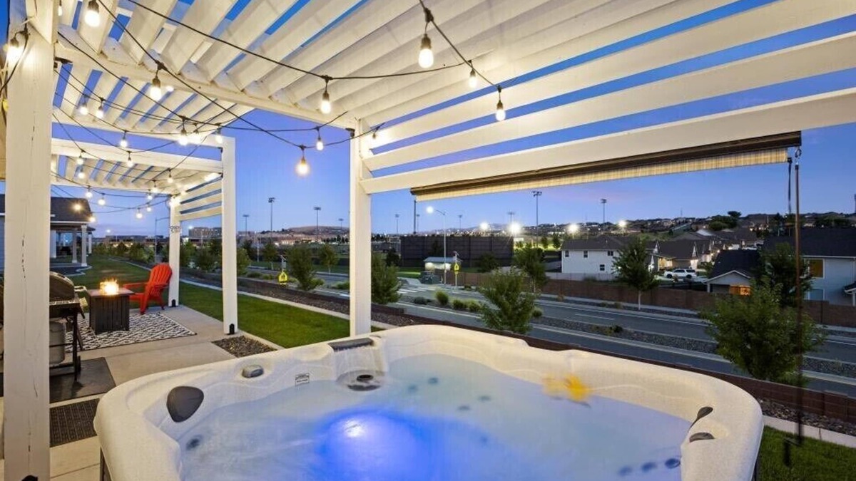 Tri-Cities House | New house! Outdoor Hot tub with beautiful sunset views