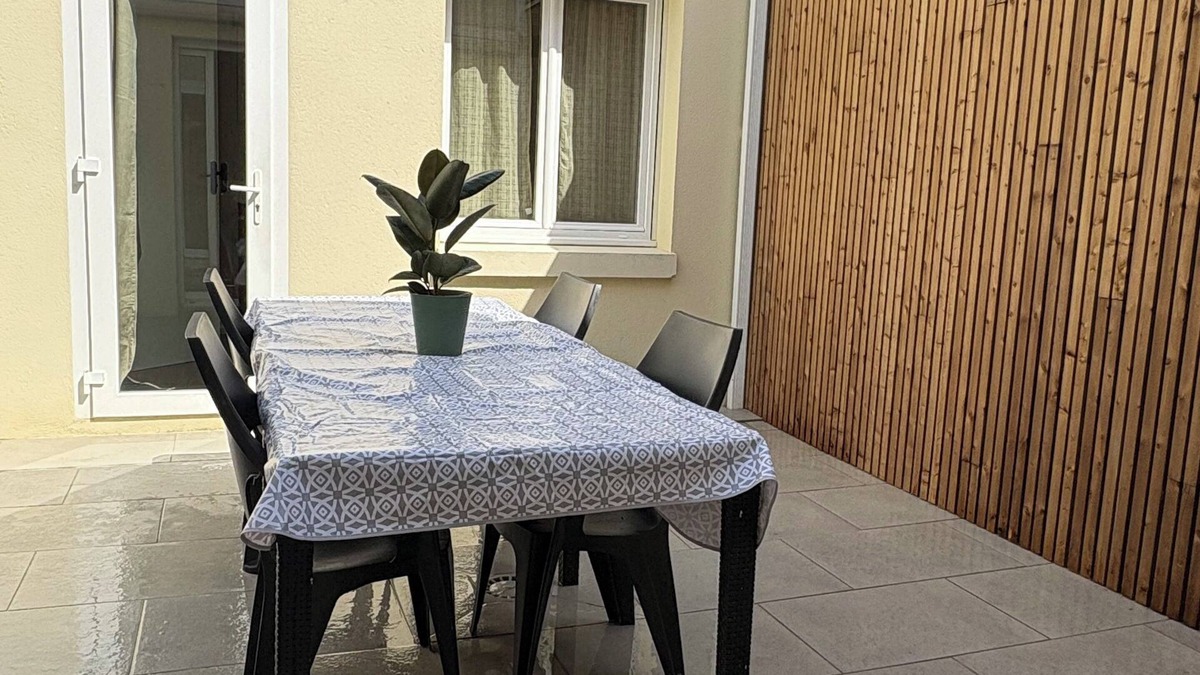 Les Sables d'Olonne House | New house with seaside courtyard