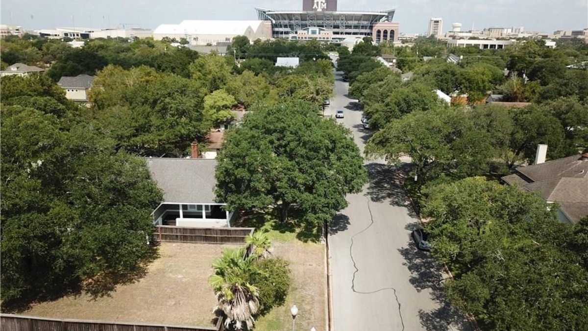 College Park House | NEW HUGE LOFT-steps from Kyle FIELD.