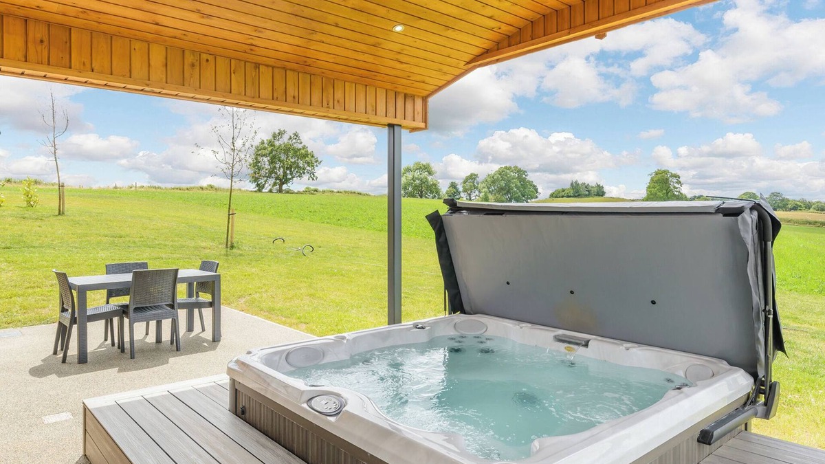 Hundall Ski Chalet | New in 2022 Luxurious and contemporary lodge with stunning countryside views.