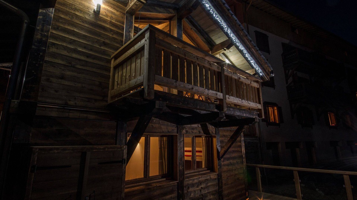 Peisey-Nancroix Ski Chalet | new independent 4 * chalet at the foot of the cable system leading to paradiski
