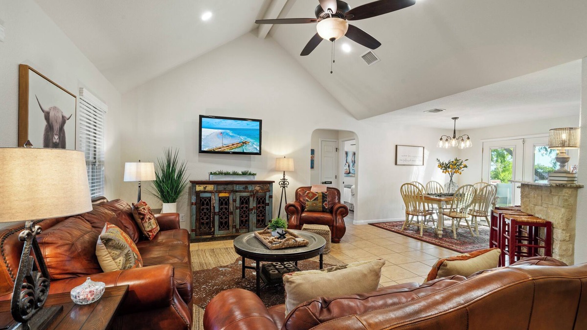 Jourdanton House | NEW Jtown Junction LUXE 3BR 2BA for 7 Desirable Neighborhood Yard 1King 2Q 1T