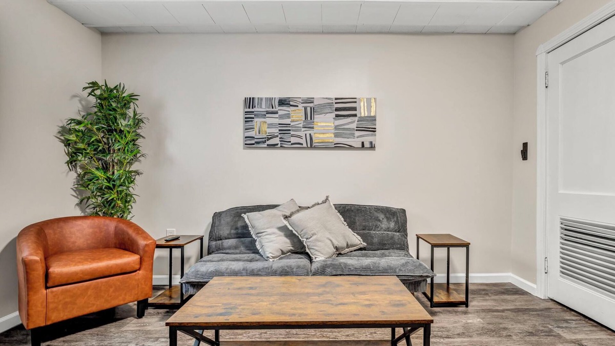 Berea House | NEW King Bed! Firepit and Near CLE, BW, Metroparks