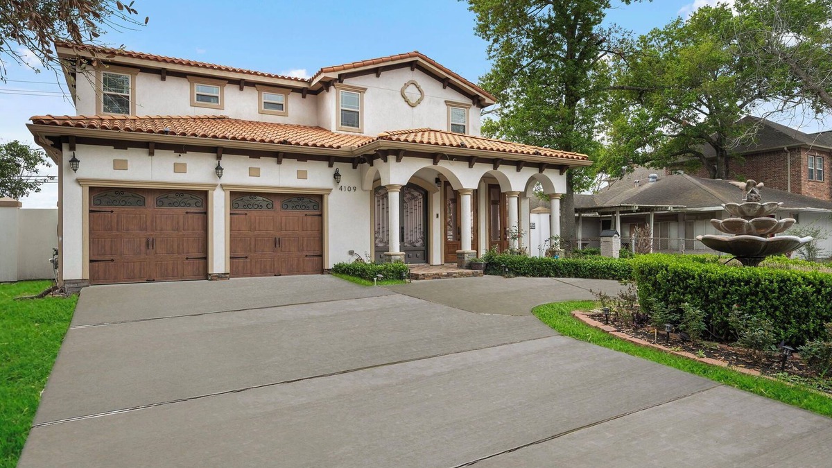 Willow Meadows/Willowbend Area House | NEW King Bed Houston Haven w/Hot Tub!
