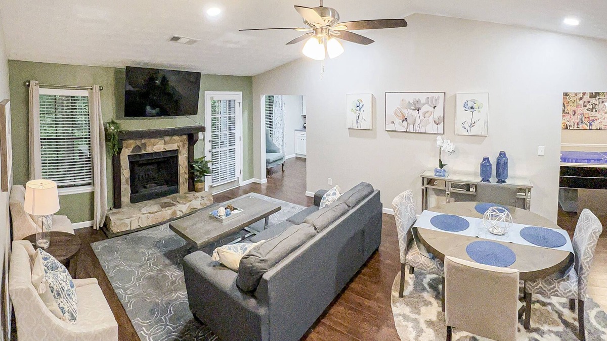 Tucker House | NEW! King Bed - Near ATL - Huge Backyard W/Deck - PETSn15% off between 1/1-1/31