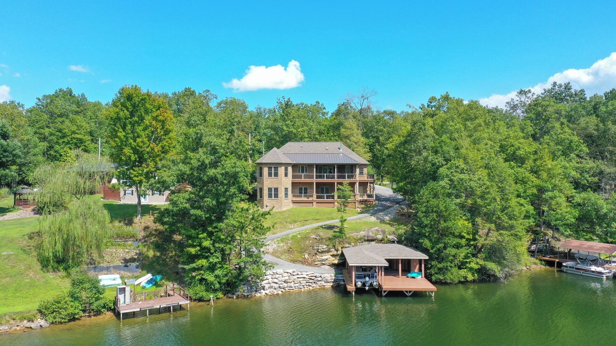 Pittsburg House | New lake front getaway on Woods Creek Lake with entertainment opportunities for everyone! Perfect for holidays, weekend getaways, family weekends, or just a good ole fashioned lake weekend.