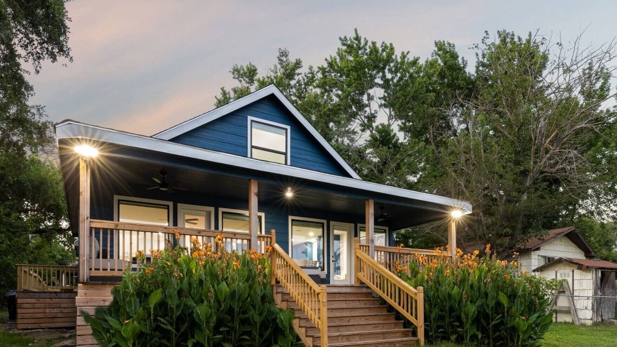 Carolyn Estates House | New Lakefront House on Calm Cove- Big Groups & Families + Kayaks & SUPs πΆβοΈ