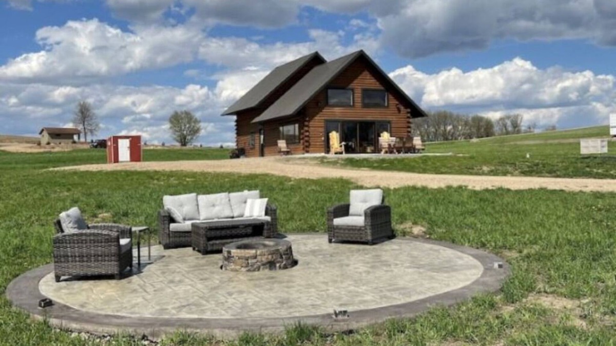 Long Prairie Cabin | New Lakefront Log Cabin & Private Dock