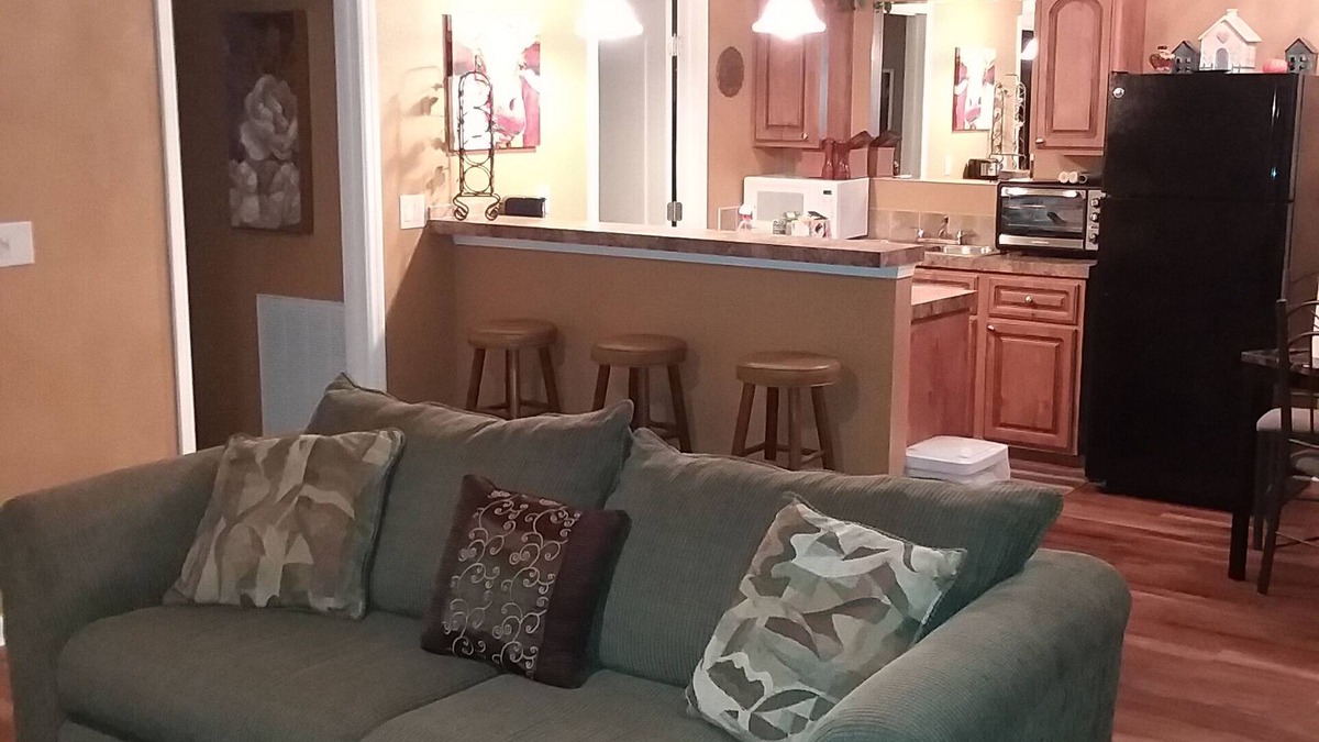 Braden River Cottage | NEW-Lakefront/on 5 acres/near Lakewood Ranch/Pool/Pet Friendly