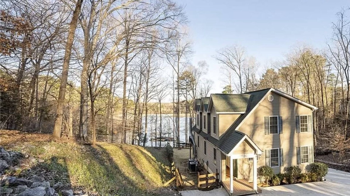 Central House | NEW!Lakefront retreat with huge dock, private cove. Perfect for Clemson Football