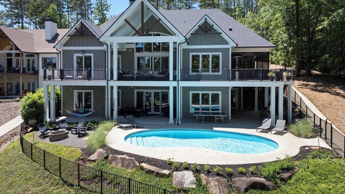 West Union House | NEW LakeHome On The Water, LUXURY Sleeps 18, Pool, Dock, Beach, Close To Clemson