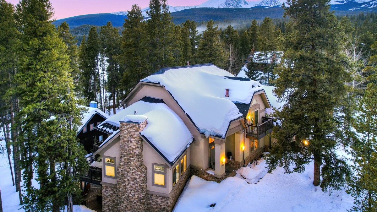 Westridge House | NEW Lakeshore Lodge - Massive Space & Views for Family Gatherings!