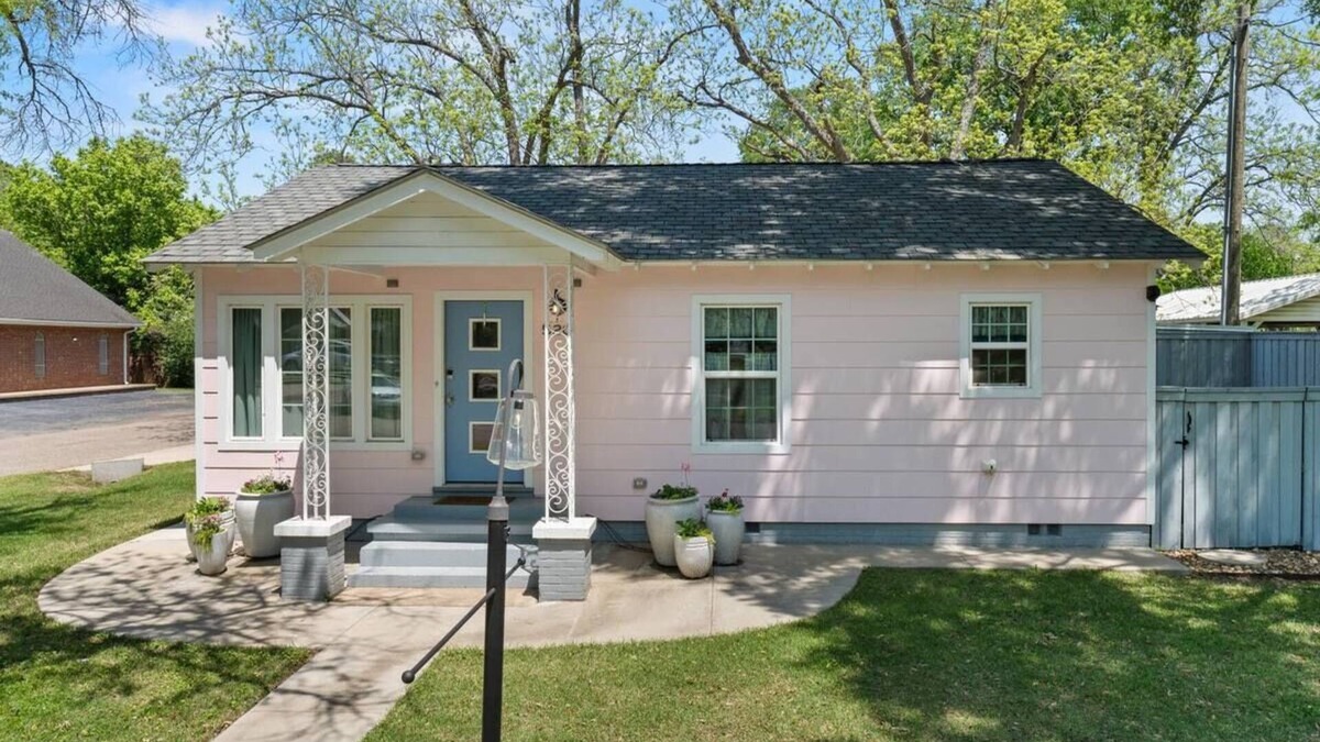 Jefferson Cottage | New! LaMoyne's Place - Charming 2-bedroom cottage in the B&B capitol of Texas