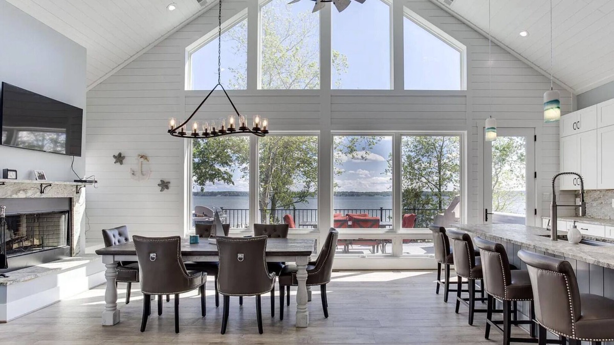 St. Leonard House | NEW: Life on the River! Luxury estate with jacuzzi and private pier!