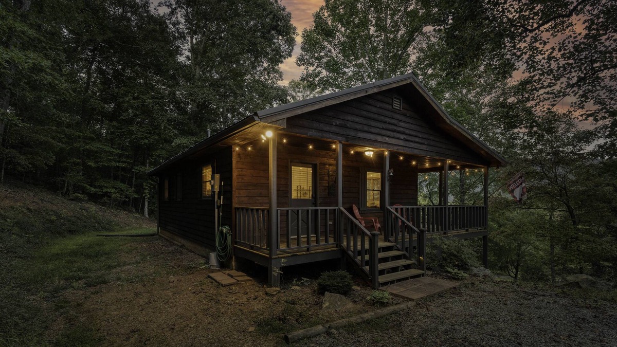 Hiawassee House | NEW! Lil' Oak Lodge Escape - Great Location + King Suite!
