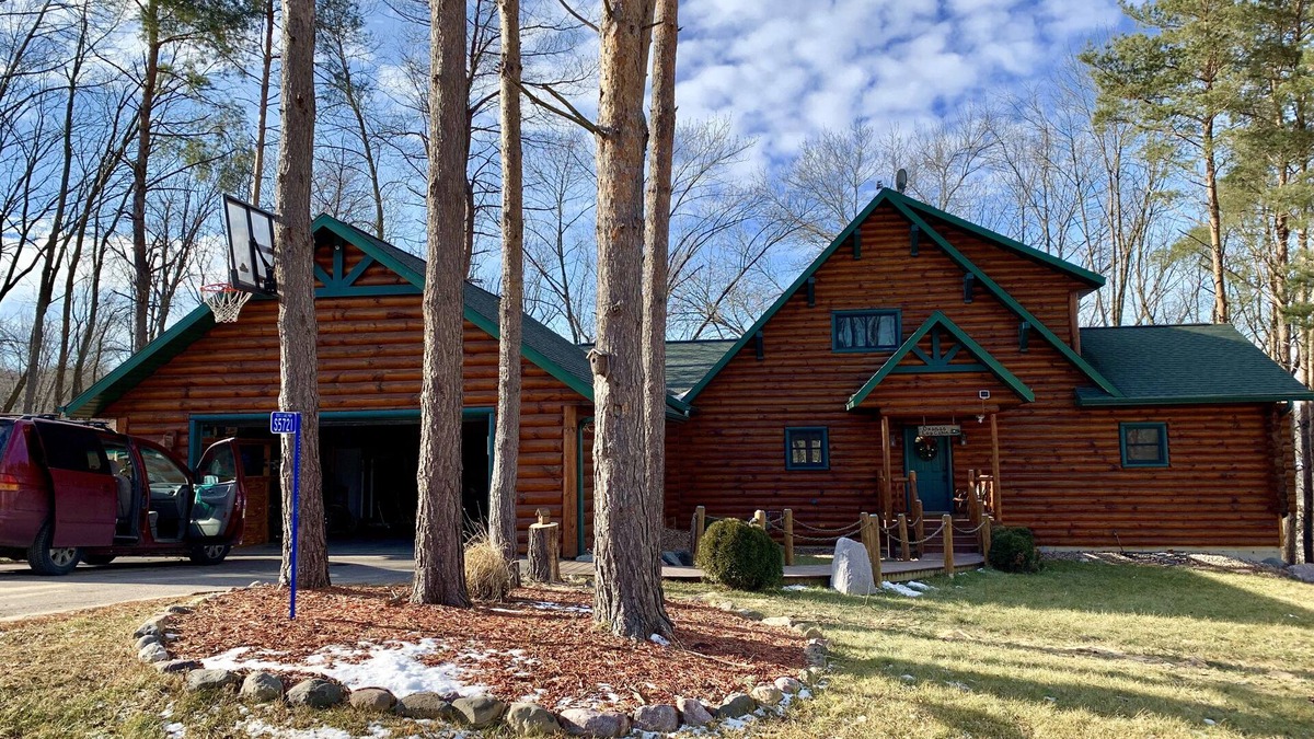 Baraboo Cabin | New Listing!Beautiful Log Cabin near Devil`s Lake.
