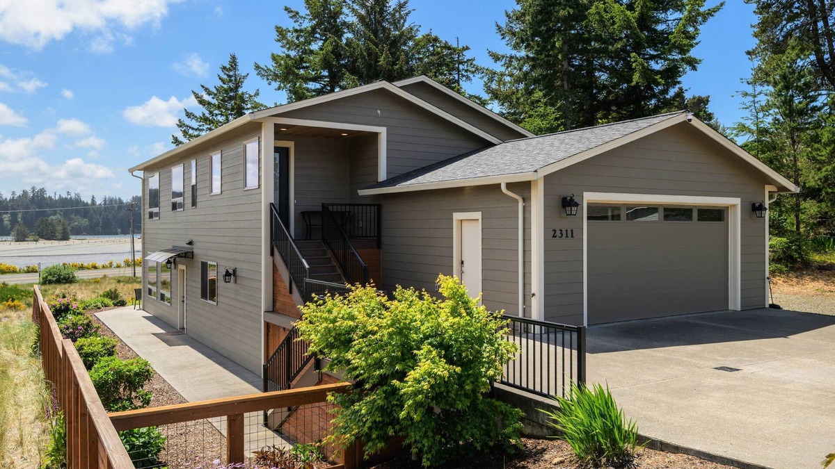 Florence House | New Listing! Beautiful 3 bed, 2 1/2 bath river view home with hot tub & game room