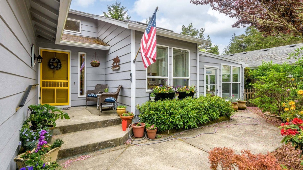 Florence House | New listing! Beautiful centrally located Florence home near the river, gas grill, game room