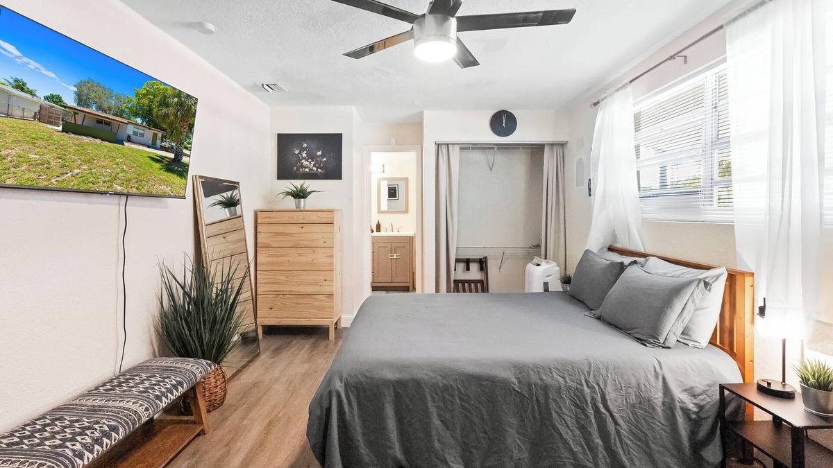North Andrews Gardens House | New Listing! Chic Queen Suite Near Beach & Dining