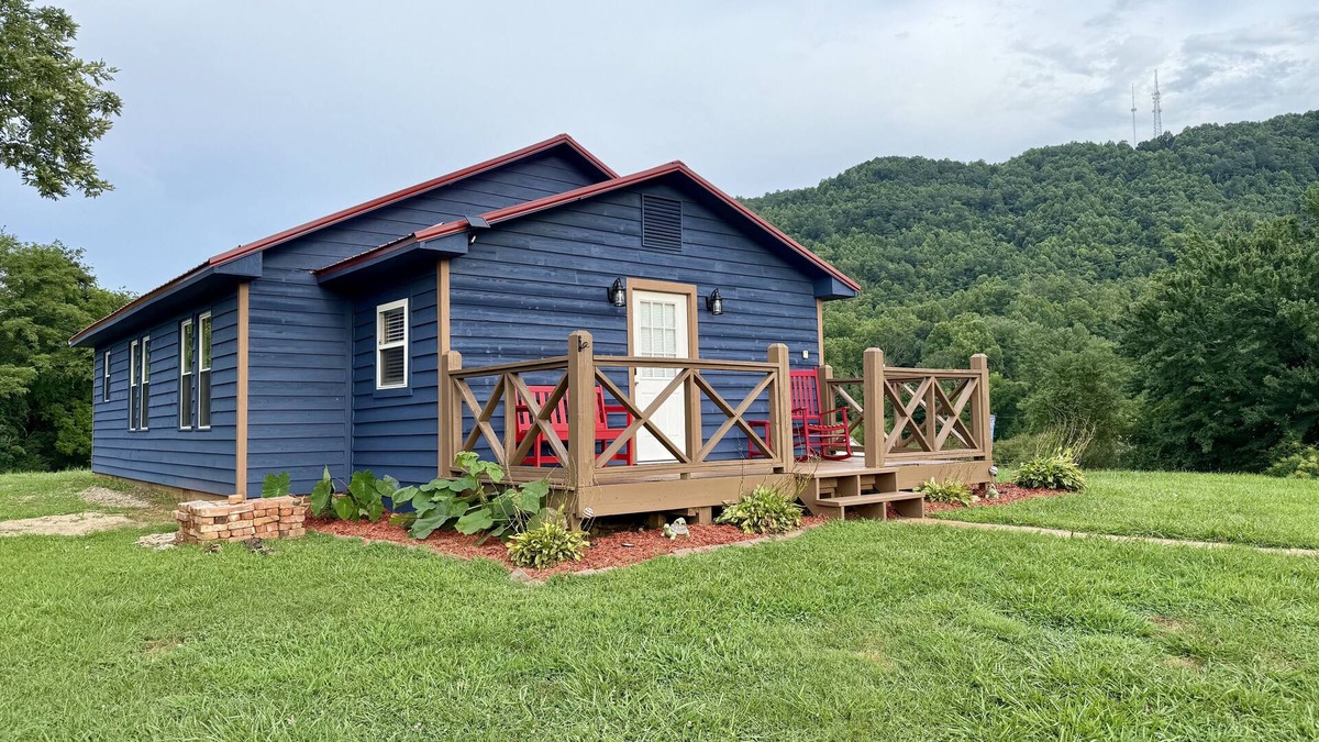 Lenoir Cabin | New listing Cozy 2-bedroom/2-bath cabin in serene Happy Valley near Blowing Rock