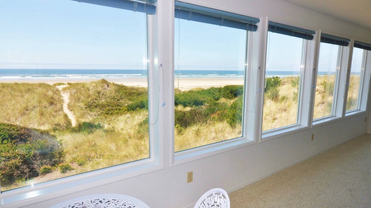 Florence House | New Listing! Cozy beachfront getaway with amazing views and miles of sandy beaches