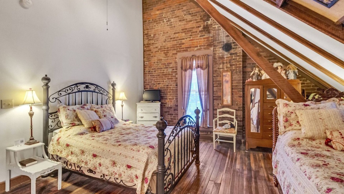 Glasgow Apartment | NEW LISTING! Dickinson Room by Main Street Bed & Breakfast