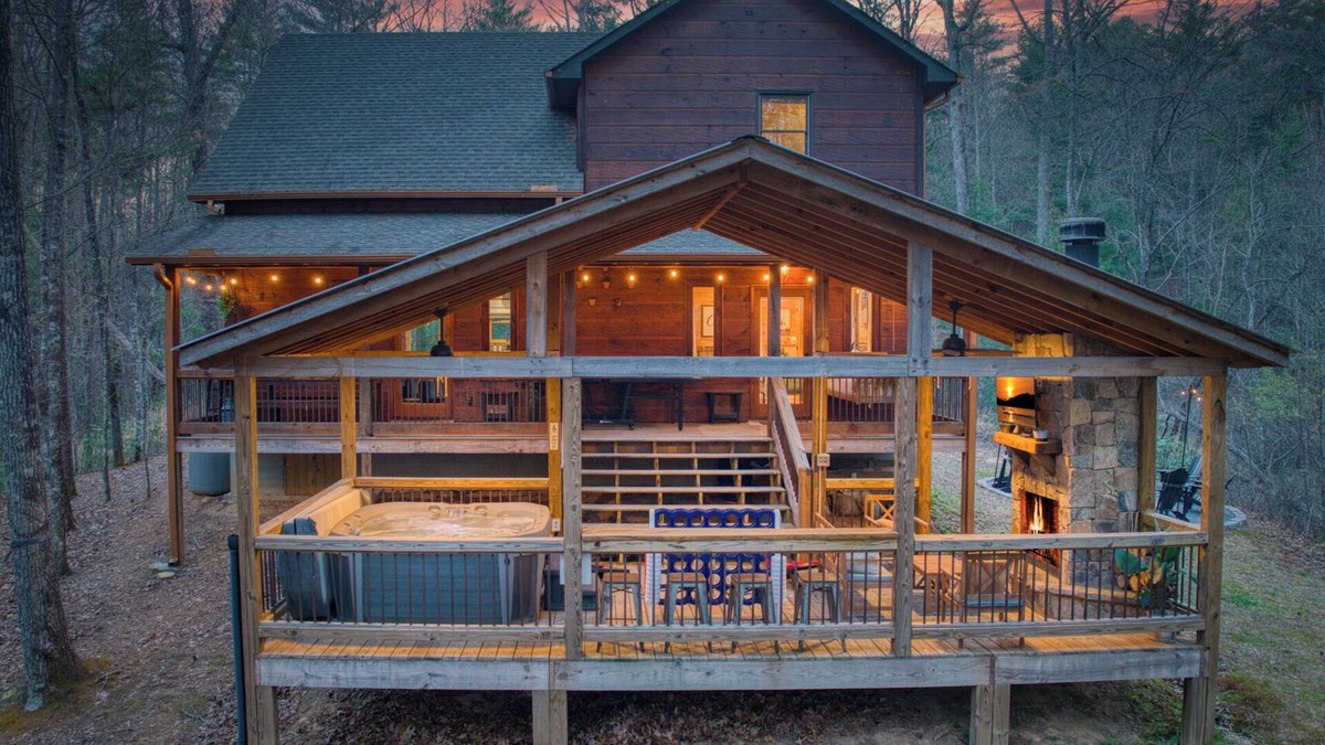 Epworth Cabin | New Listing Discount! Modern. Arcade Games. Ping Pong.Jacuzzi. Fire.King Beds