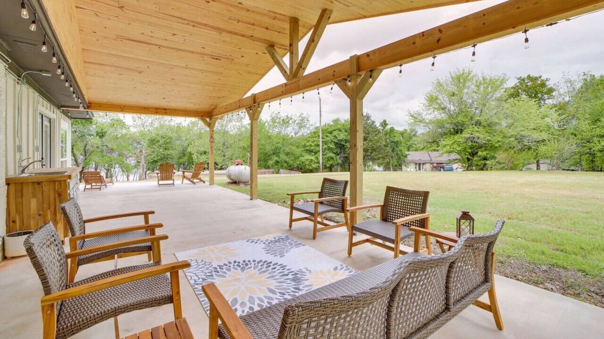 Checotah House | New Listing Discount! Spacious and Updated! Beds for 10! Luxurious Primary Bath!