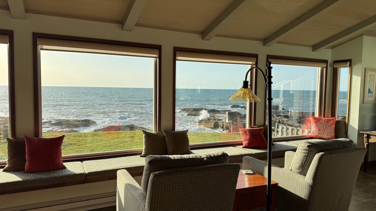Yachats House | NEW LISTING! Fantasea! Enjoy dramatic crashing waves, fireplace, dog friendly!