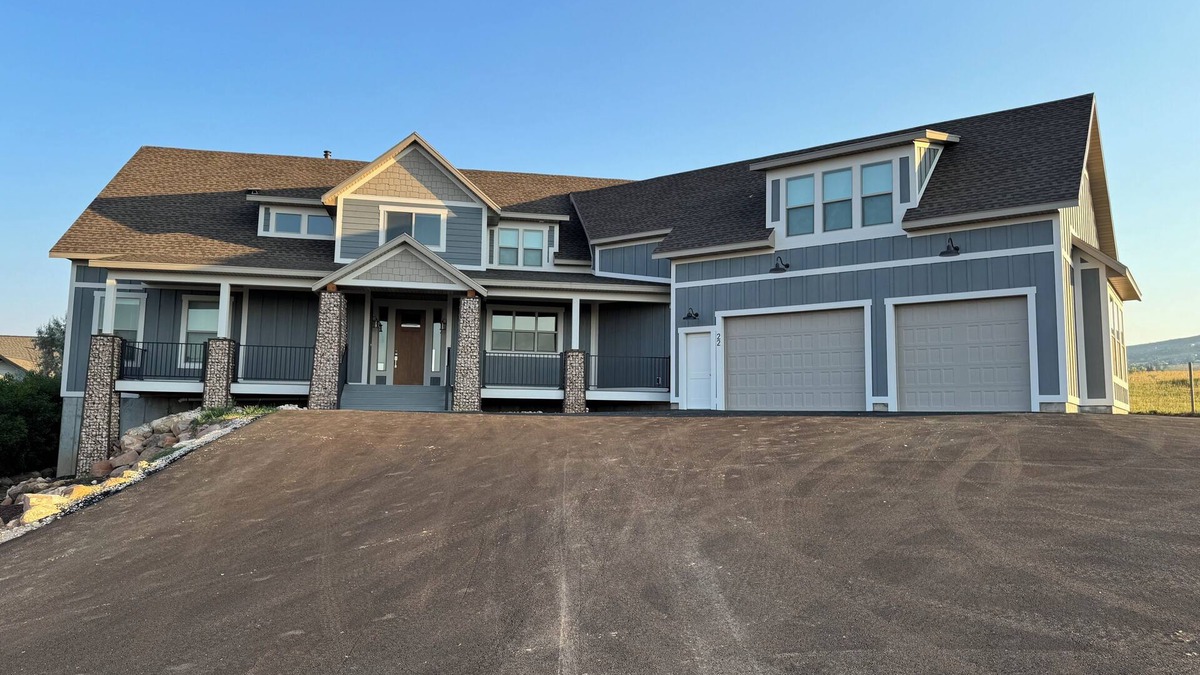 Sweetwater House | New listing! Hanson House- 9 bed 7.5 bath Sleeps 35. 1/2 Acre Grass Yard