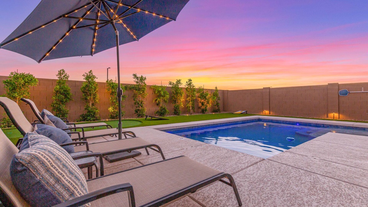 Desert View House | New Listing! Heated Sparkling Pool, Fast Wifi, King Bed, Putting Green!