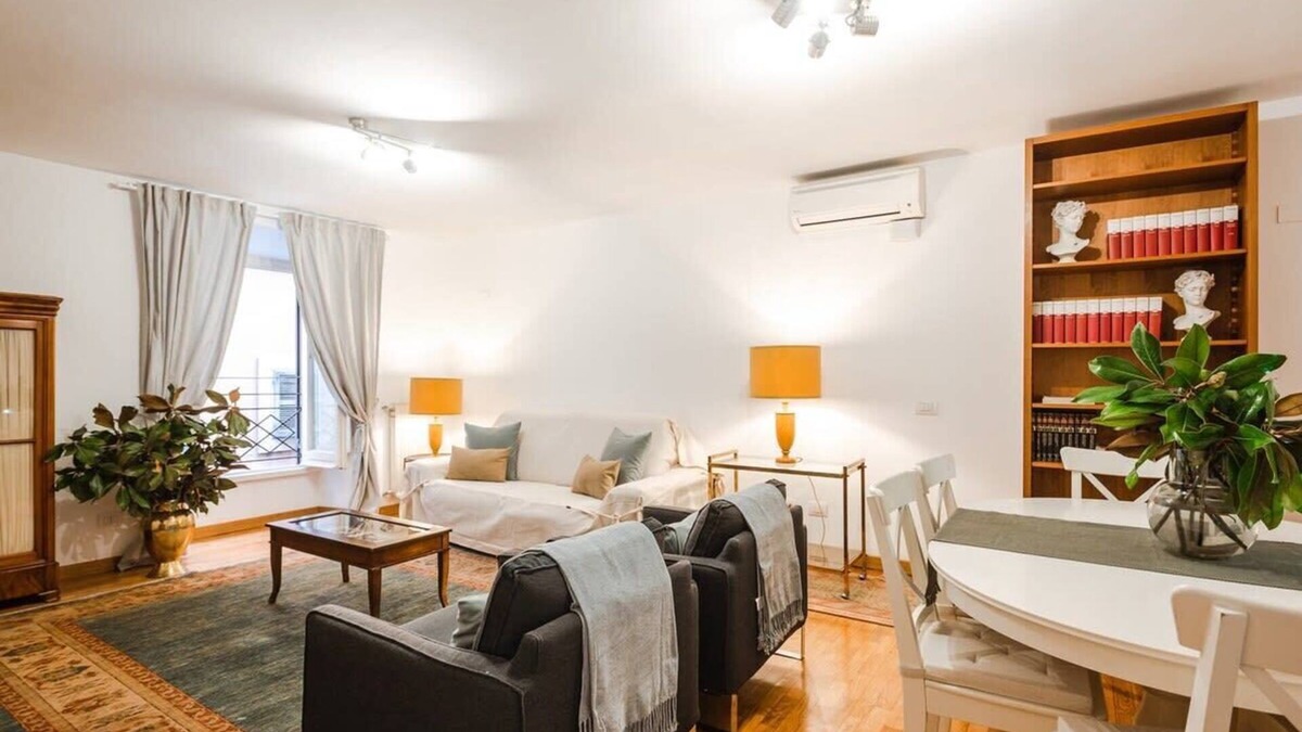 Rione VIII Sant'Eustachio Apartment | New Listing: La Magnolia, A/C, Balcony, Office, Piazza Navona/Spanish Steps
