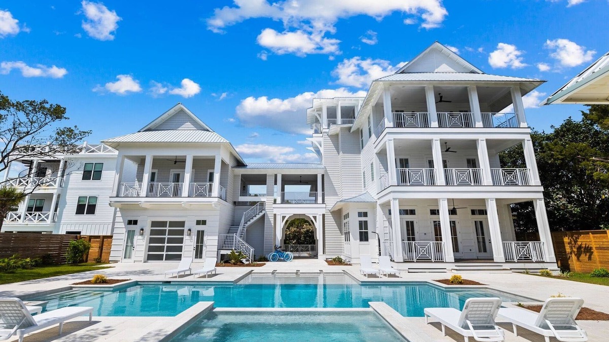 Santa Rosa Beach House | NEW LISTING Luxury compound Golf Cart LargePool 6 Bikes