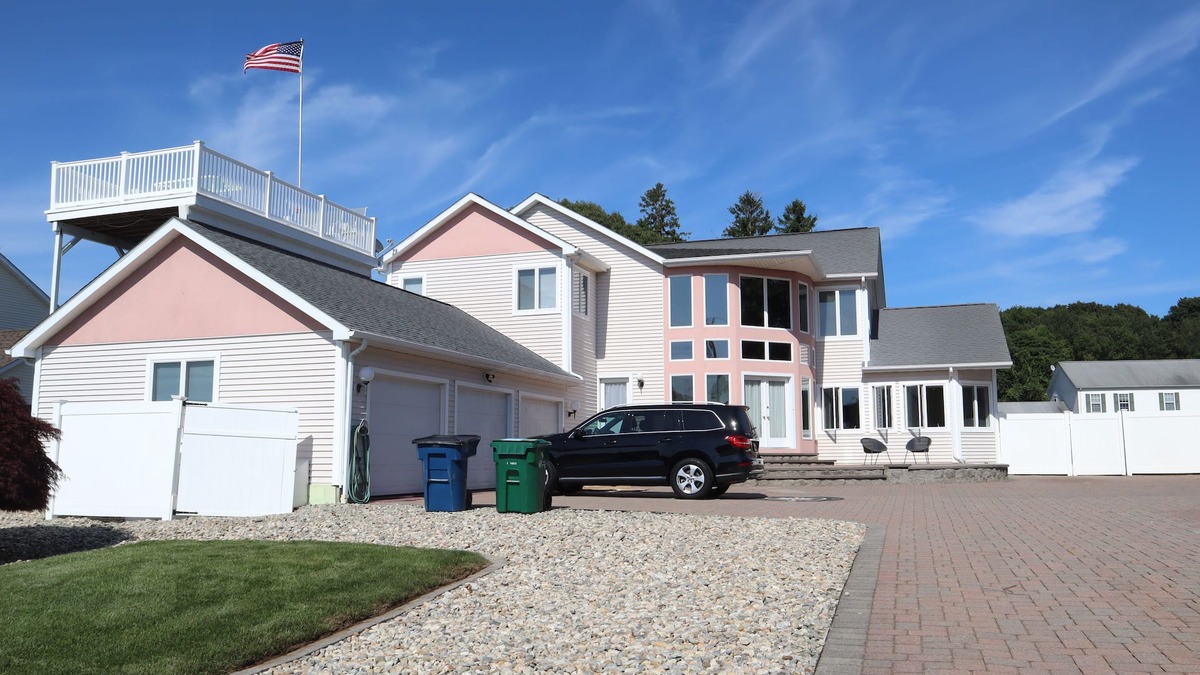 Waterford House | NEW LISTING! Luxury retreat on the Long Island Sound