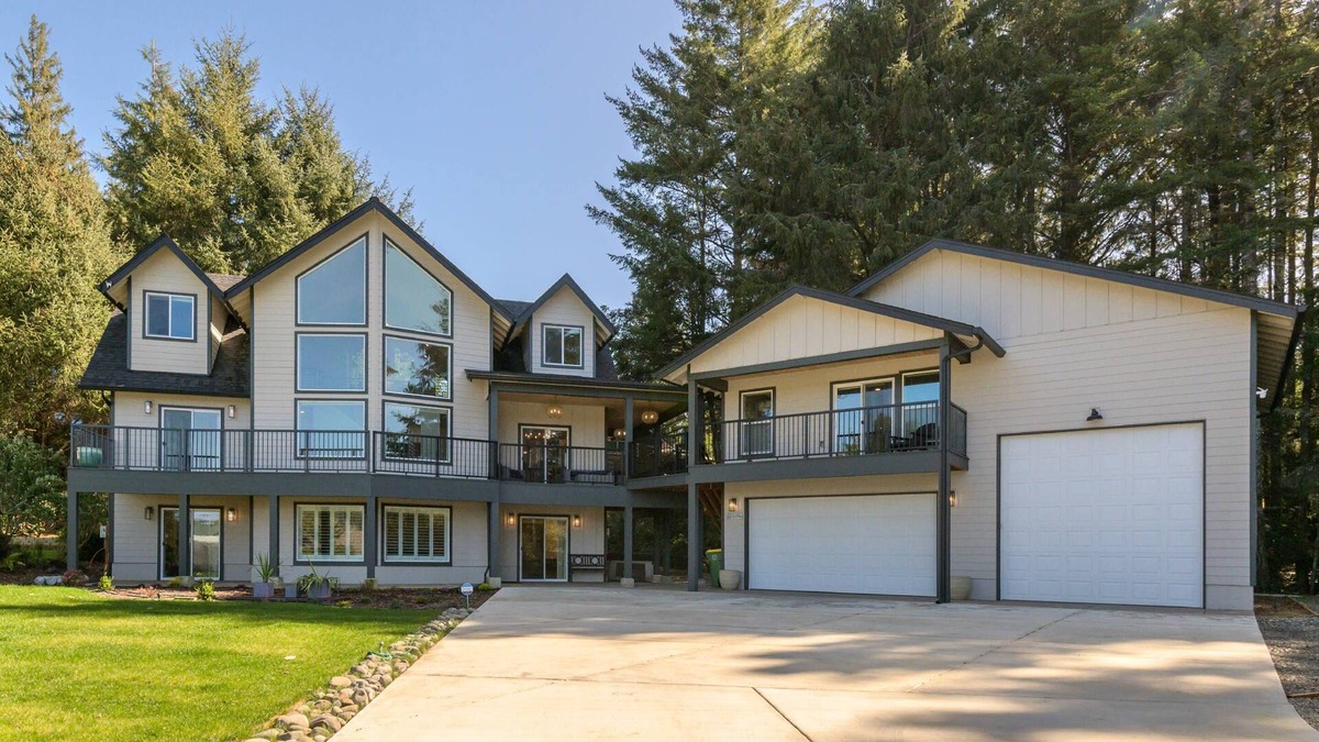 Dunes City House | New Listing! Luxury 6 bedroom, 5 bath lake home with hot tub, sauna. dock and lake access