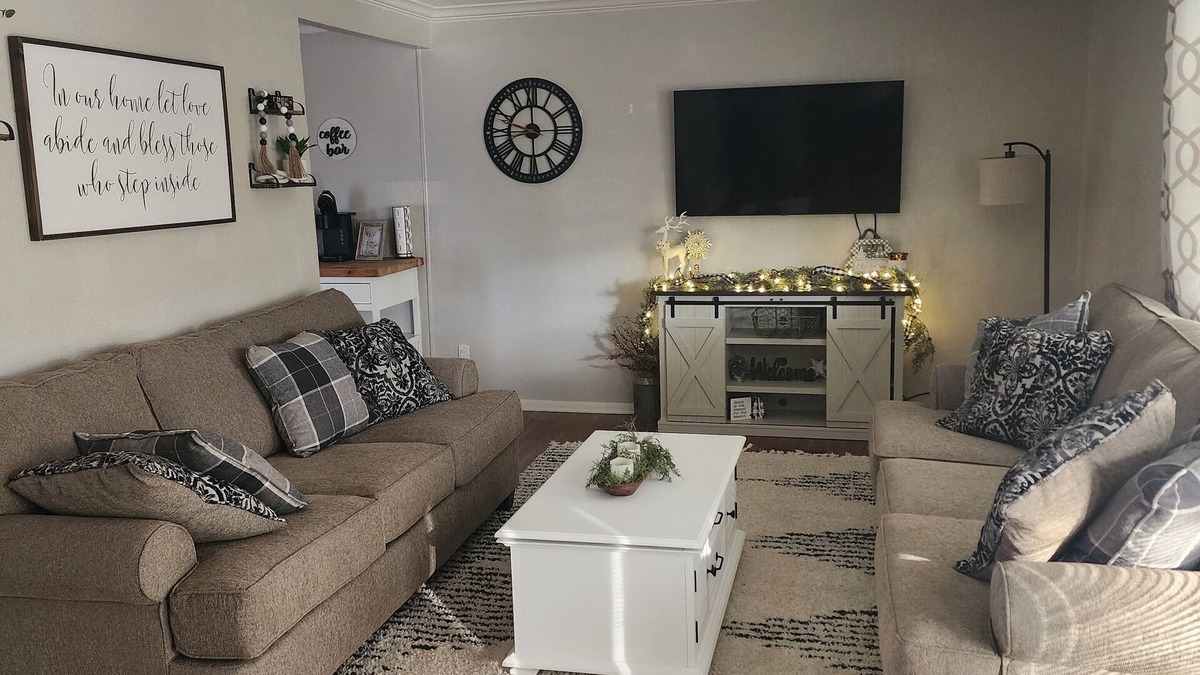 Olney House | New listing! Private 3 bedroom 2 bath home with BEAUTIFUL sunroom!