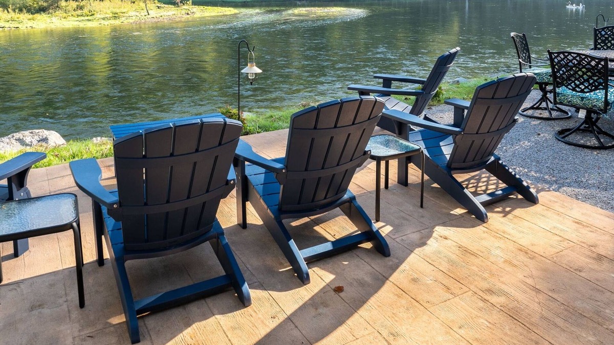 Lakeview House | NEW LISTING- Riverfront/Unique/Perfect location/Private